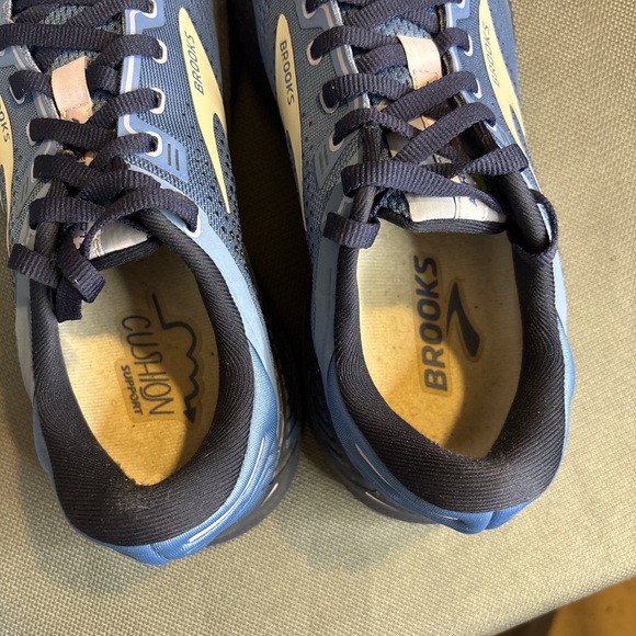 Brooks Adrenaline GTS 22 women's running shoe for stability & support size 9.5 - Picture 4 of 5